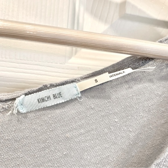 Light Grey Long Sleeves Asymmetrical Button Back Layered-Look Raw Hem Top - Picture 4 of 5